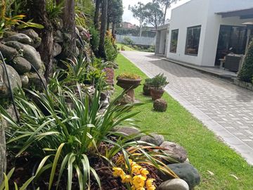 🏘️ Casa Mansión de 4 Dormitorios  en San Joaquín en Venta