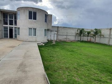 EXCELENTE CASA CON TERRENO