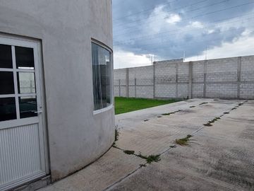 EXCELENTE CASA CON TERRENO