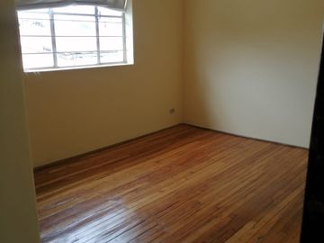 Casa rentera de 3 departamentos en Venta. Seminario Mayor /  Av América y Colón. / Parque Italia / Seminario Mayor
