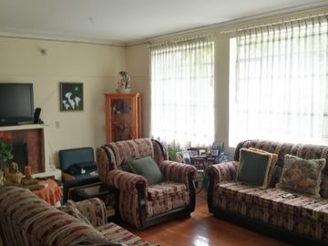Casa rentera de 3 departamentos en Venta. Seminario Mayor /  Av América y Colón. / Parque Italia / Seminario Mayor
