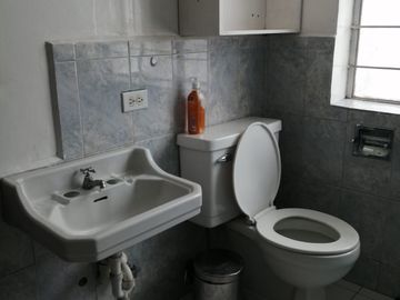 Casa rentera de 3 departamentos en Venta. Seminario Mayor /  Av América y Colón. / Parque Italia / Seminario Mayor