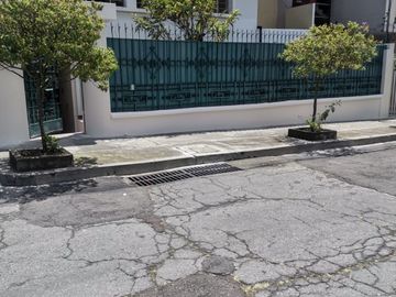 Casa rentera de 3 departamentos en Venta. Seminario Mayor /  Av América y Colón. / Parque Italia / Seminario Mayor