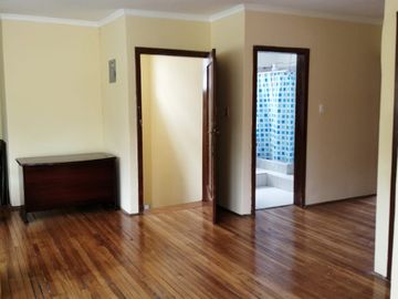 Casa rentera de 3 departamentos en Venta. Seminario Mayor /  Av América y Colón. / Parque Italia / Seminario Mayor
