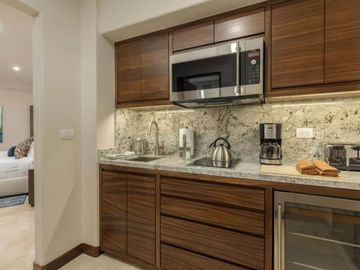 Condominio con vista al mar, terraza con Jacuzzi privado, alberca y gym, Pacific Ocean, Cabo San Lucas.
