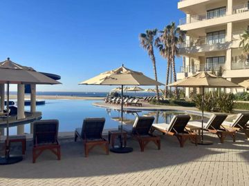 Condominio con vista al mar, terraza con Jacuzzi privado, alberca y gym, Pacific Ocean, Cabo San Lucas.