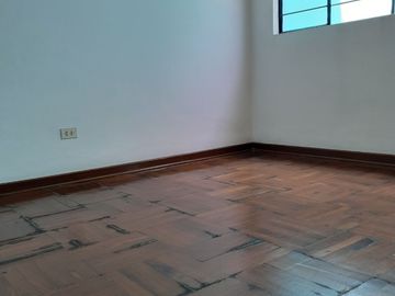 Vendo Departamento amplio en primer piso + cochera carport
