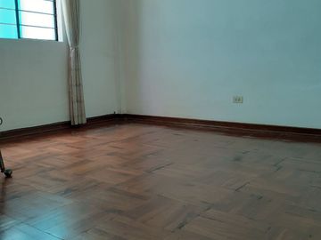 Vendo Departamento amplio en primer piso + cochera carport