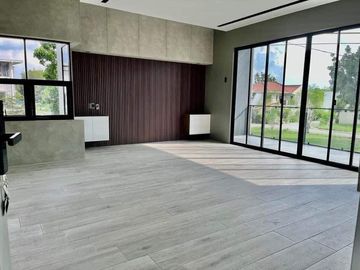 luxury House For SALe In clark MAnor NEar Clark!