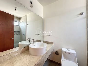 Magnífica casa en condominio con alberca y vigilancia