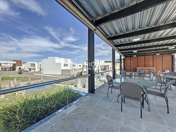 Magnífica casa en condominio con alberca y vigilancia