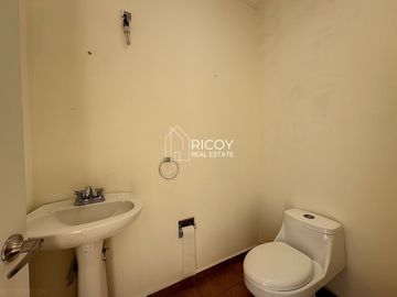 Magnífica casa en condominio con alberca y vigilancia