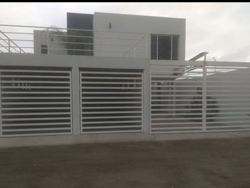 Venta Villa moderna y elegante a 50 mts. del mar, Salinas.