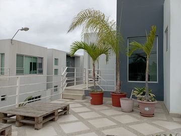 Venta Villa moderna y elegante a 50 mts. del mar, Salinas.