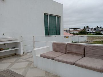 Venta Villa moderna y elegante a 50 mts. del mar, Salinas.