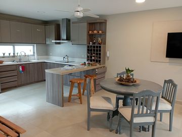 Venta Villa moderna y elegante a 50 mts. del mar, Salinas.
