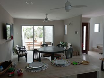 Venta Villa moderna y elegante a 50 mts. del mar, Salinas.