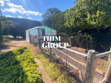 SE VENDE CASA EN TERRENO DE 2.500 CON CANCHA DE TENNIS EN MANTAGUA