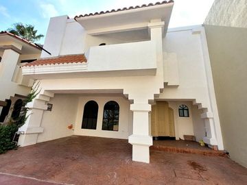 VENDO casa en ZONA DORADA, privada con amenidades