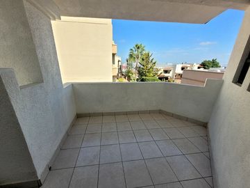 VENDO casa en ZONA DORADA, privada con amenidades