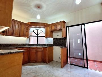VENDO casa en ZONA DORADA, privada con amenidades
