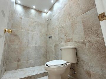 VENDO casa en ZONA DORADA, privada con amenidades