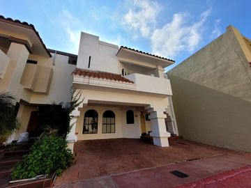 VENDO casa en ZONA DORADA, privada con amenidades
