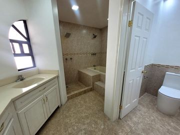 VENDO casa en ZONA DORADA, privada con amenidades