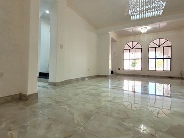 VENDO casa en ZONA DORADA, privada con amenidades
