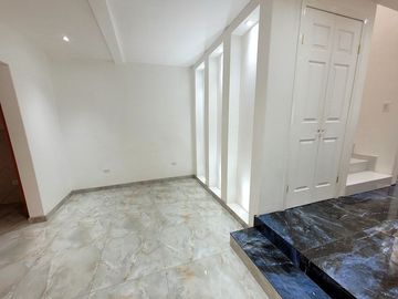 VENDO casa en ZONA DORADA, privada con amenidades