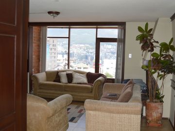 Casa de VENTA AL Norte de la ciudad, 502m2 con excelentes acabados, Sector el Batán, Quito, Ecuador.