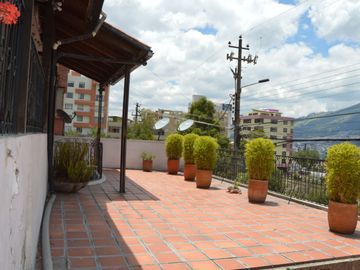 Casa de VENTA AL Norte de la ciudad, 502m2 con excelentes acabados, Sector el Batán, Quito, Ecuador.