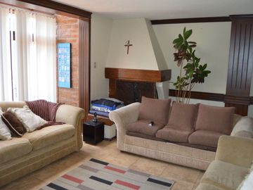 Casa de VENTA AL Norte de la ciudad, 502m2 con excelentes acabados, Sector el Batán, Quito, Ecuador.
