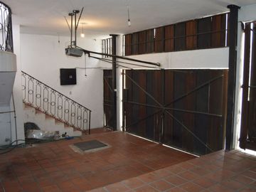 Casa de VENTA AL Norte de la ciudad, 502m2 con excelentes acabados, Sector el Batán, Quito, Ecuador.