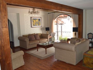 Casa de VENTA AL Norte de la ciudad, 502m2 con excelentes acabados, Sector el Batán, Quito, Ecuador.