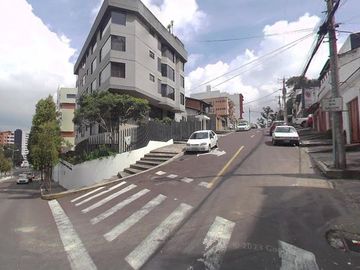 Casa de VENTA AL Norte de la ciudad, 502m2 con excelentes acabados, Sector el Batán, Quito, Ecuador.