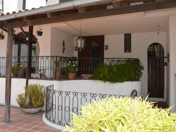 Casa de VENTA AL Norte de la ciudad, 502m2 con excelentes acabados, Sector el Batán, Quito, Ecuador.