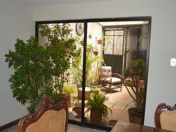 Casa de VENTA AL Norte de la ciudad, 502m2 con excelentes acabados, Sector el Batán, Quito, Ecuador.
