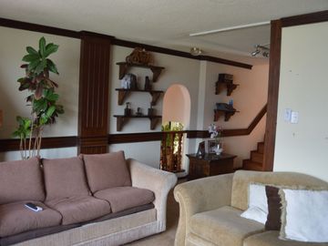 Casa de VENTA AL Norte de la ciudad, 502m2 con excelentes acabados, Sector el Batán, Quito, Ecuador.