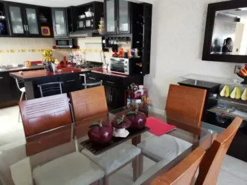 Casa en Parque de Poblamiento, 3 Pisos, 3 Recámaras, Pachuca, Hidalgo.