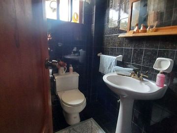 Vendo casa amplia sector calle Roma con área verde se acepta departamentos como parte de pago ideal para inversionistas