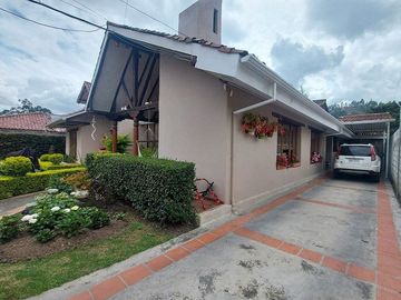 Vendo casa amplia sector calle Roma con área verde se acepta departamentos como parte de pago ideal para inversionistas