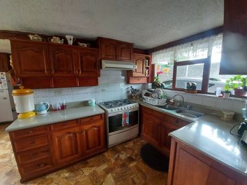 Vendo casa amplia sector calle Roma con área verde se acepta departamentos como parte de pago ideal para inversionistas
