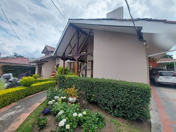 Vendo casa amplia sector calle Roma con área verde se acepta departamentos como parte de pago ideal para inversionistas
