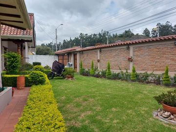 Vendo casa amplia sector calle Roma con área verde se acepta departamentos como parte de pago ideal para inversionistas