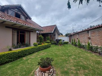 Vendo casa amplia sector calle Roma con área verde se acepta departamentos como parte de pago ideal para inversionistas