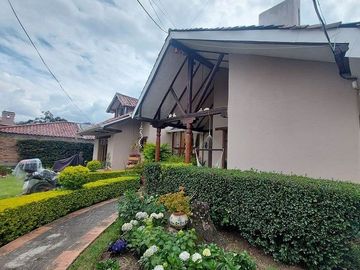 Vendo casa amplia sector calle Roma con área verde se acepta departamentos como parte de pago ideal para inversionistas