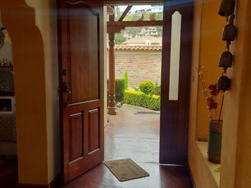 Vendo casa amplia sector calle Roma con área verde se acepta departamentos como parte de pago ideal para inversionistas