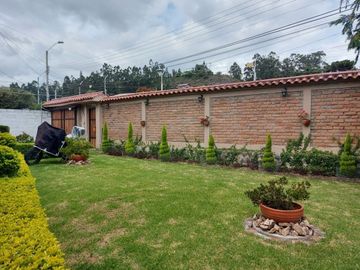 Vendo casa amplia sector calle Roma con área verde se acepta departamentos como parte de pago ideal para inversionistas