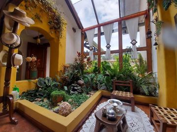 Vendo casa amplia sector calle Roma con área verde se acepta departamentos como parte de pago ideal para inversionistas